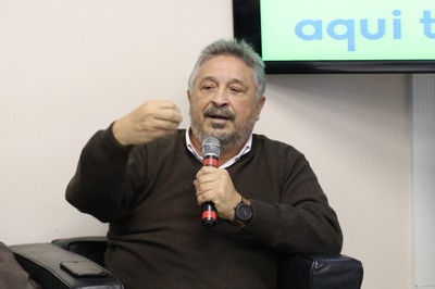 Participante do público faz perguntas durante o debate