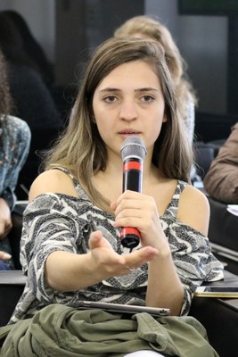 Participante do público faz perguntas durante o debate
