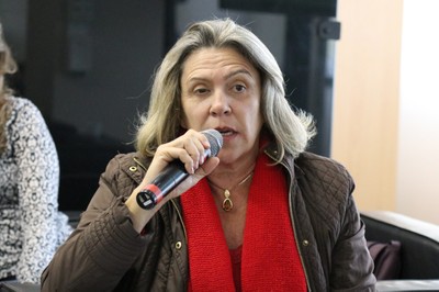 Participante do público faz perguntas durante o debate