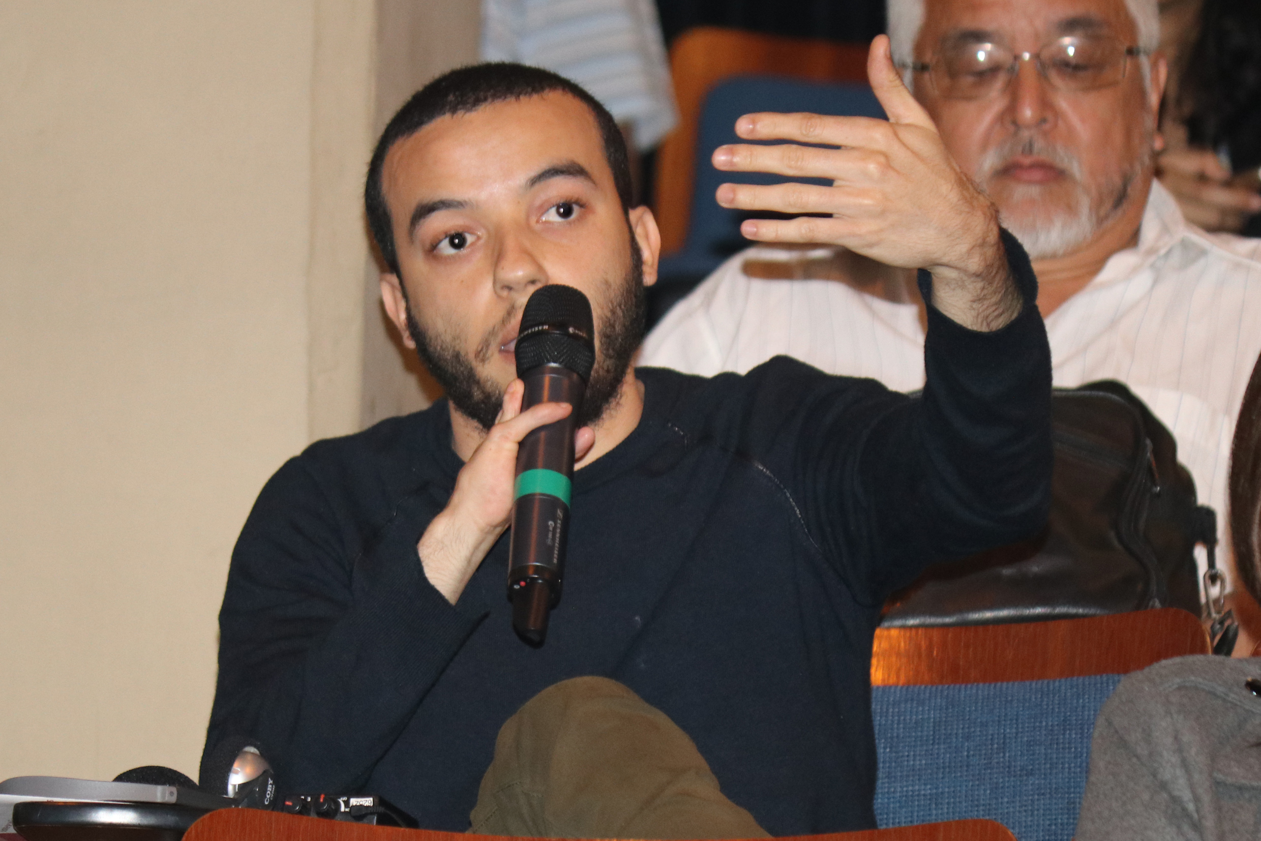 Participante do público faz perguntas aos expositores