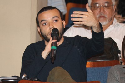 Participante do público faz perguntas aos expositores