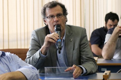 Clodoaldo Grotta Ragazzo faz perguntas durante o debate