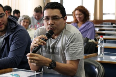 Participante do público faz perguntas ao expositor