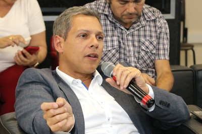 Leonardo Wandelli faz pergunta aos expositores
