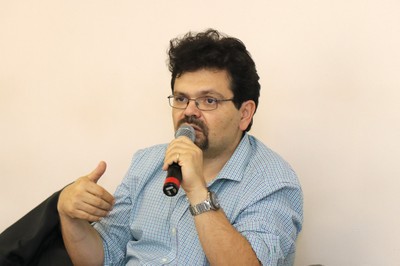 Luis Galeão da Silva faz pergunta aos expositores