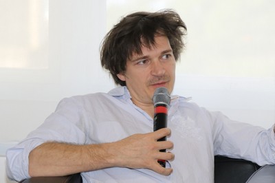 Olivier Voirol faz pergunta durante o debate