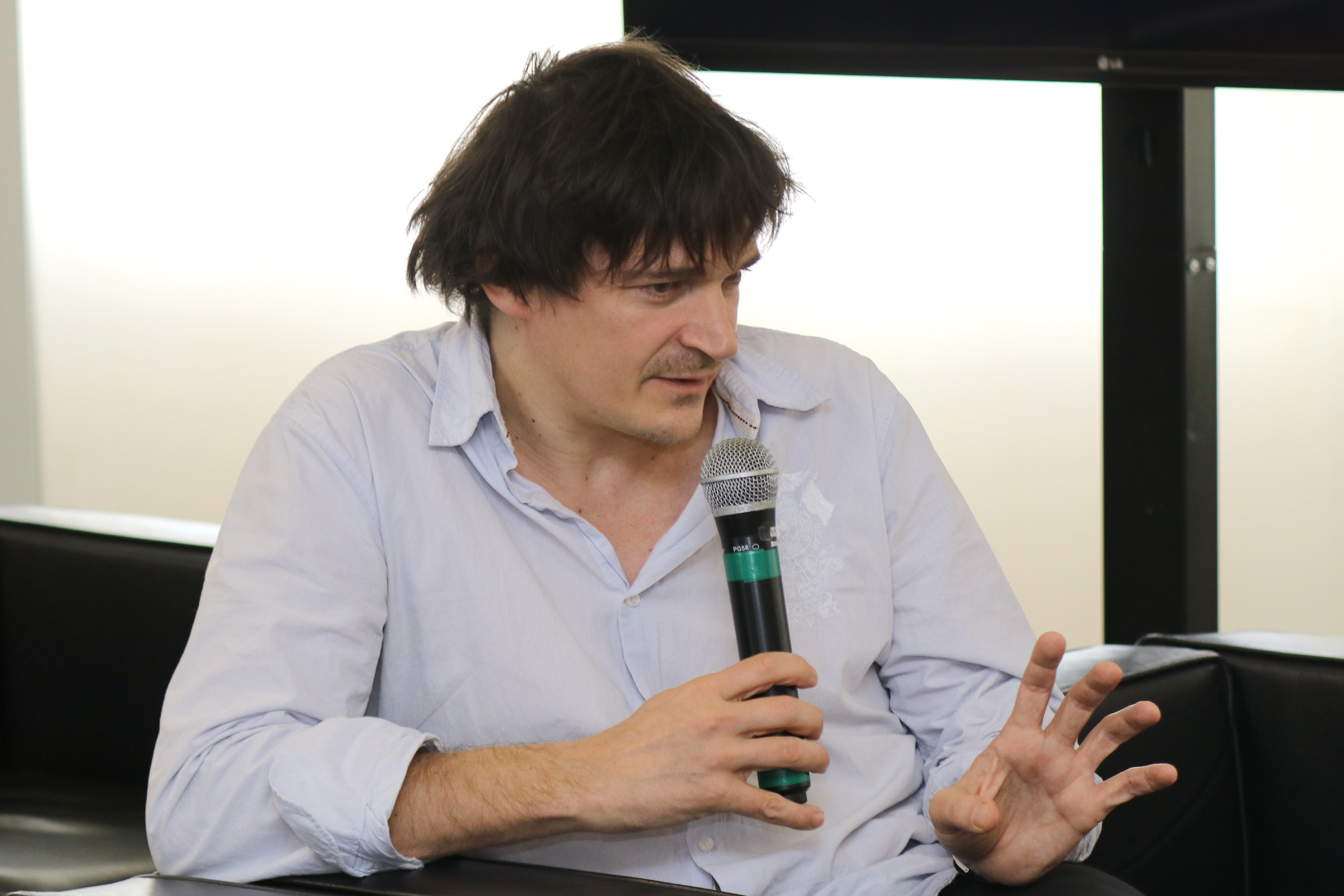 Olivier Voirol faz pergunta durante o debate