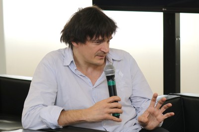 Olivier Voirol faz pergunta durante o debate