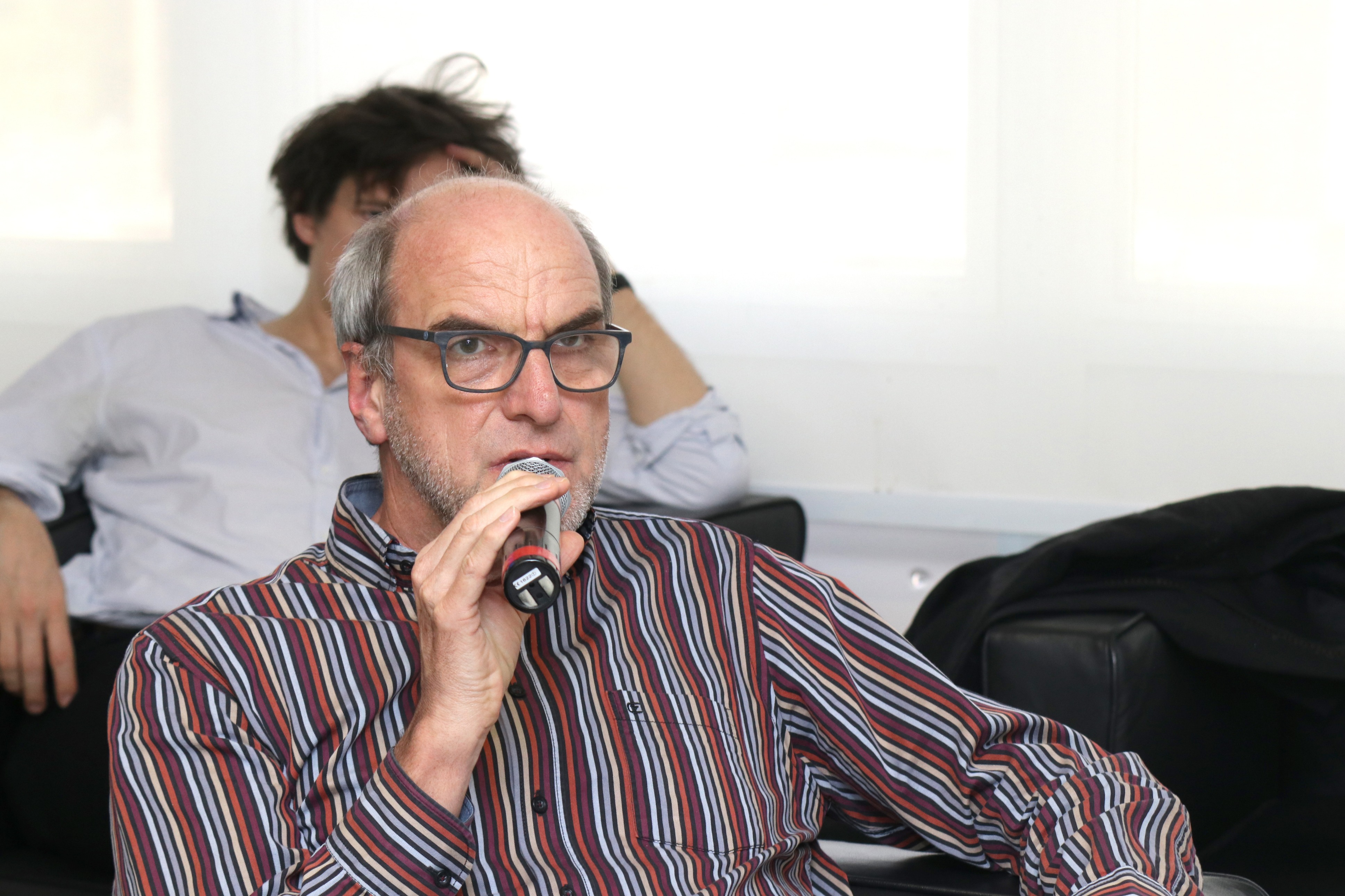 Stephan Voswinkel fala durante o debate