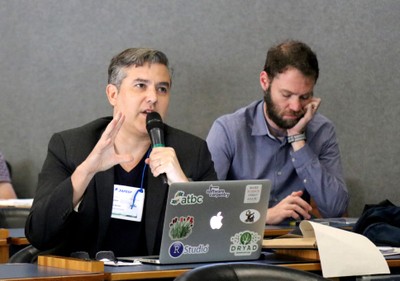 Emilio Bruna fala durante o debate