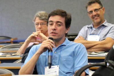 Participante do público fala durante o debate