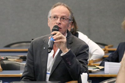 Participante do público fala durante o debate