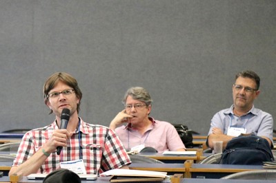 Participante do público fala durante o debate