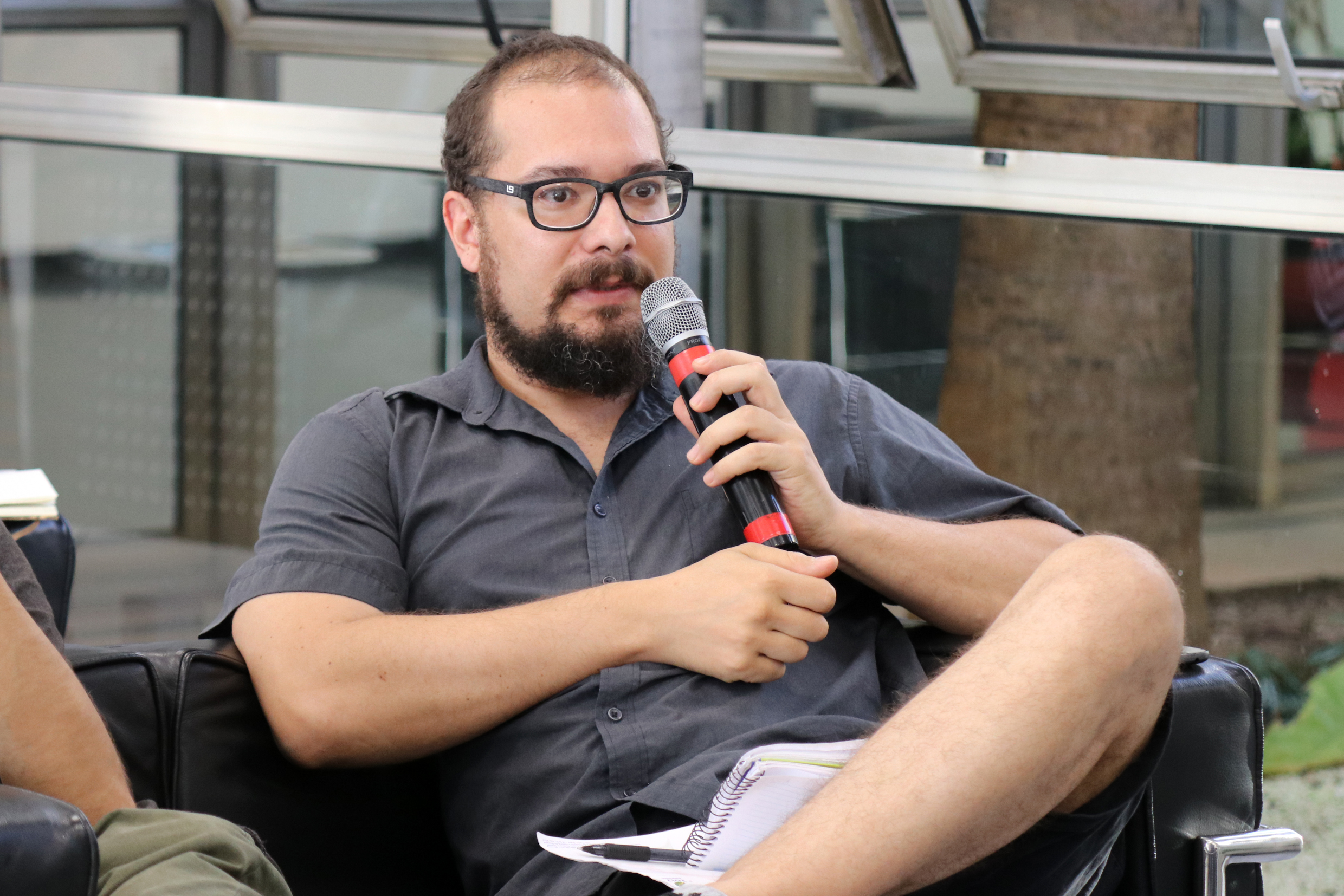 Participante do público faz perguntas durante o debate