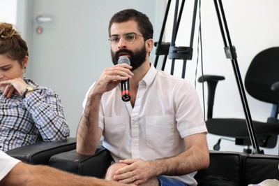 Participante do público faz perguntas durante o debate