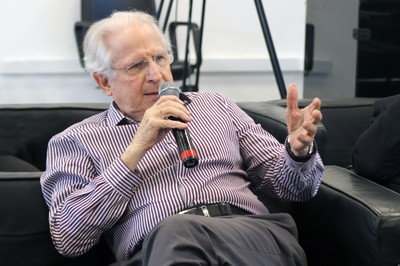 Claudio Rodrigues faz perguntas durante o debate