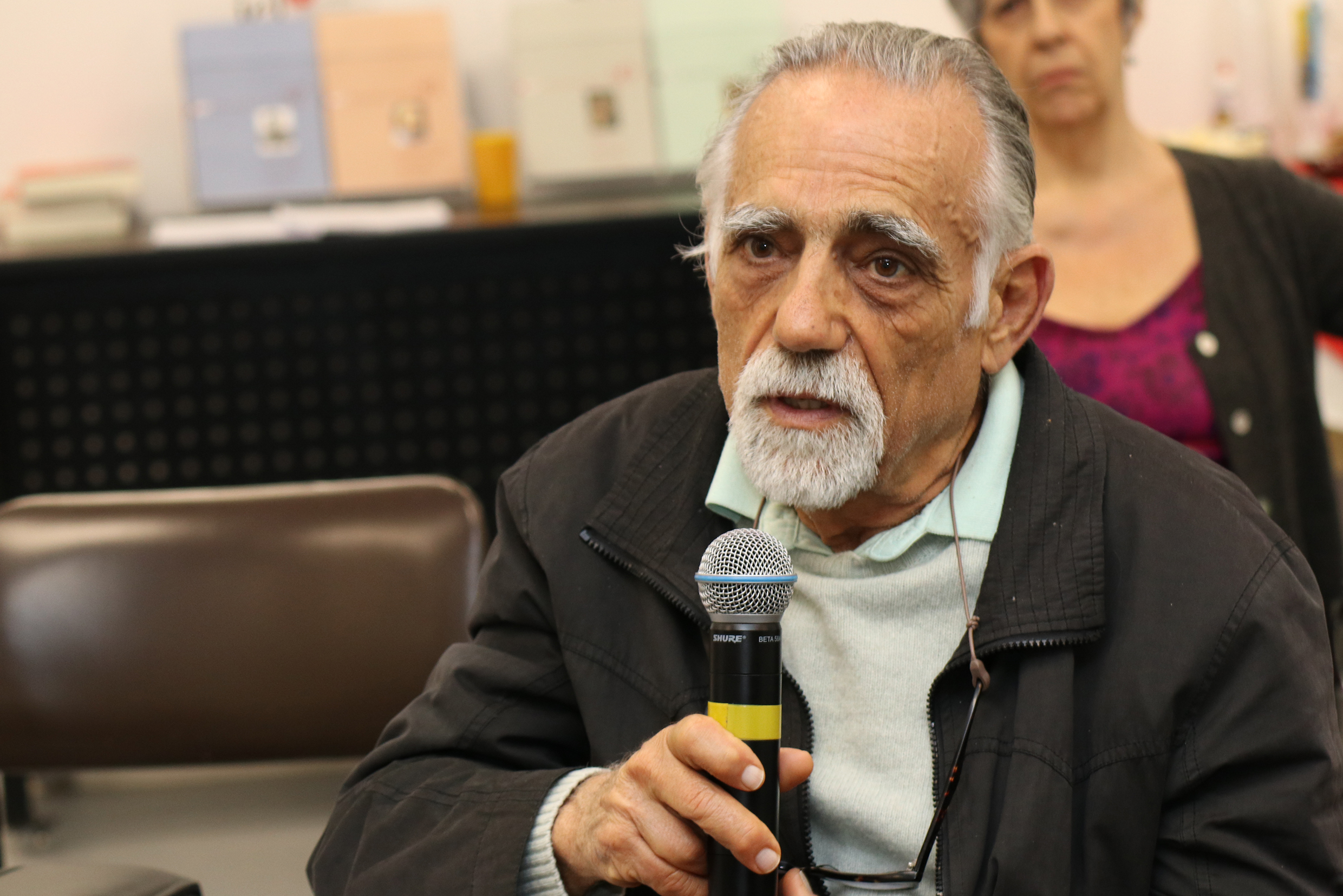  Participante do público faz perguntas durante o debate