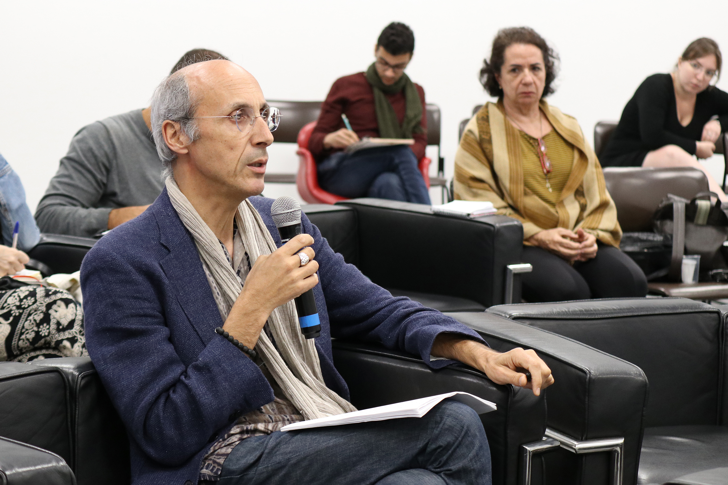 Paulo Borges faz pergunta aos expositores