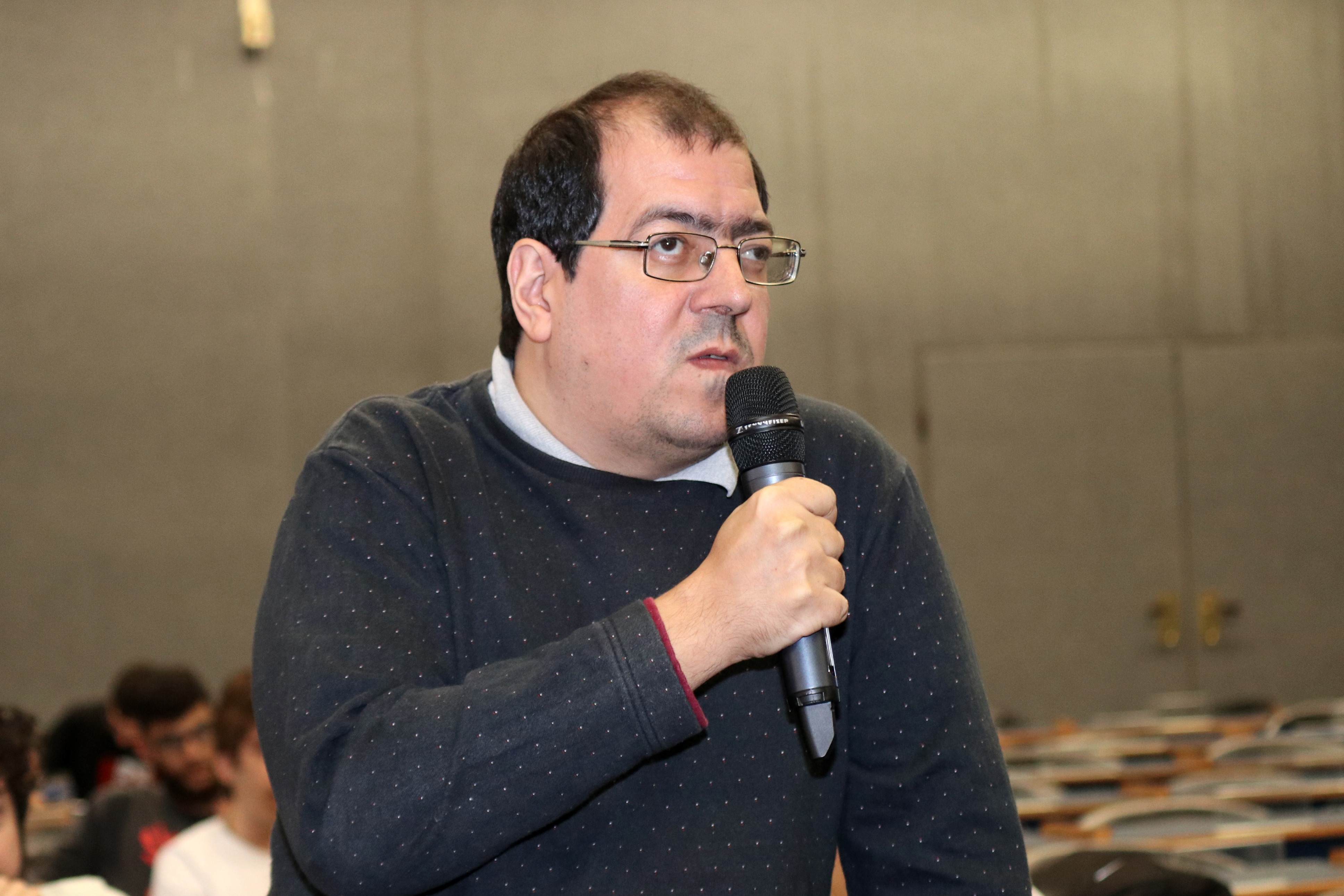 Participante do público faz perguntas ao expositor