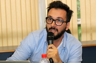 Paolo Colosso faz perguntas durante o debate