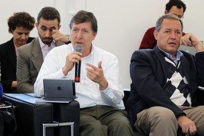 José Eduardo Krieger faz perguntas ao expositor