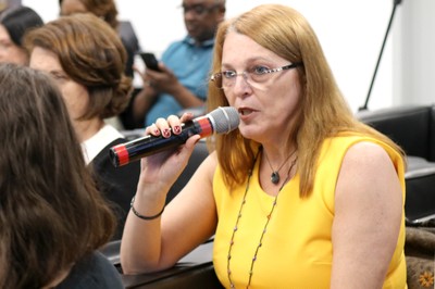 Participante do público faz perguntas aos expositores