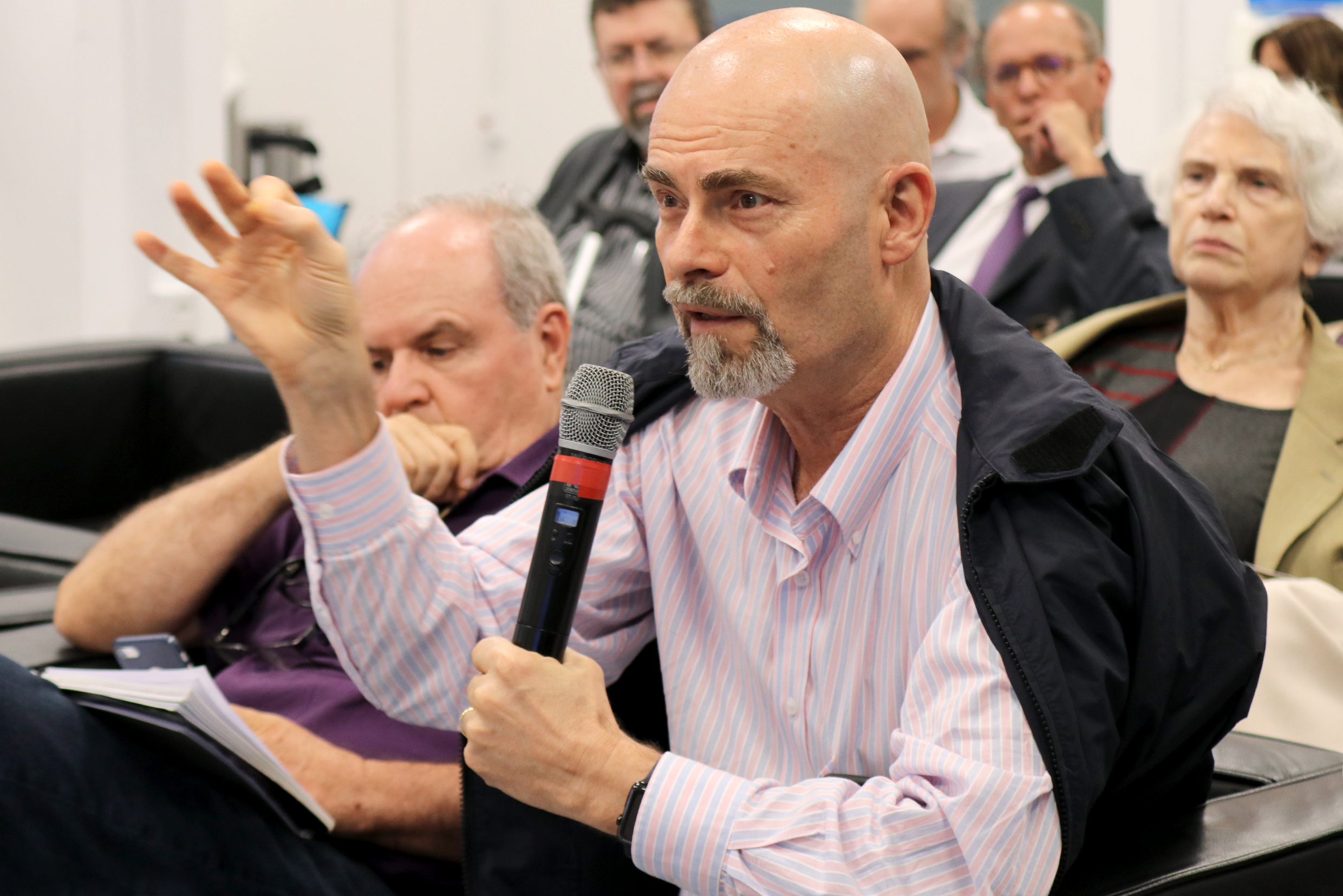 Participante do público faz perguntas aos expositores