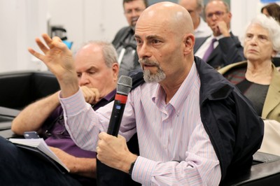 Participante do público faz perguntas aos expositores