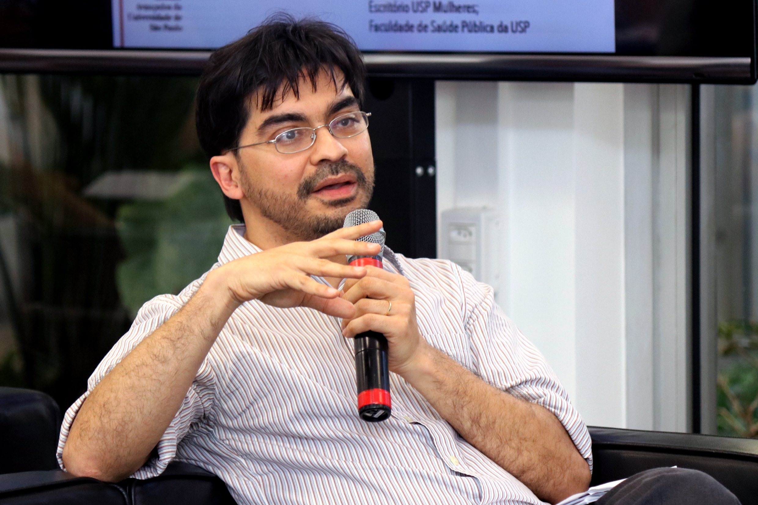 Participante do público faz perguntas durante o debate