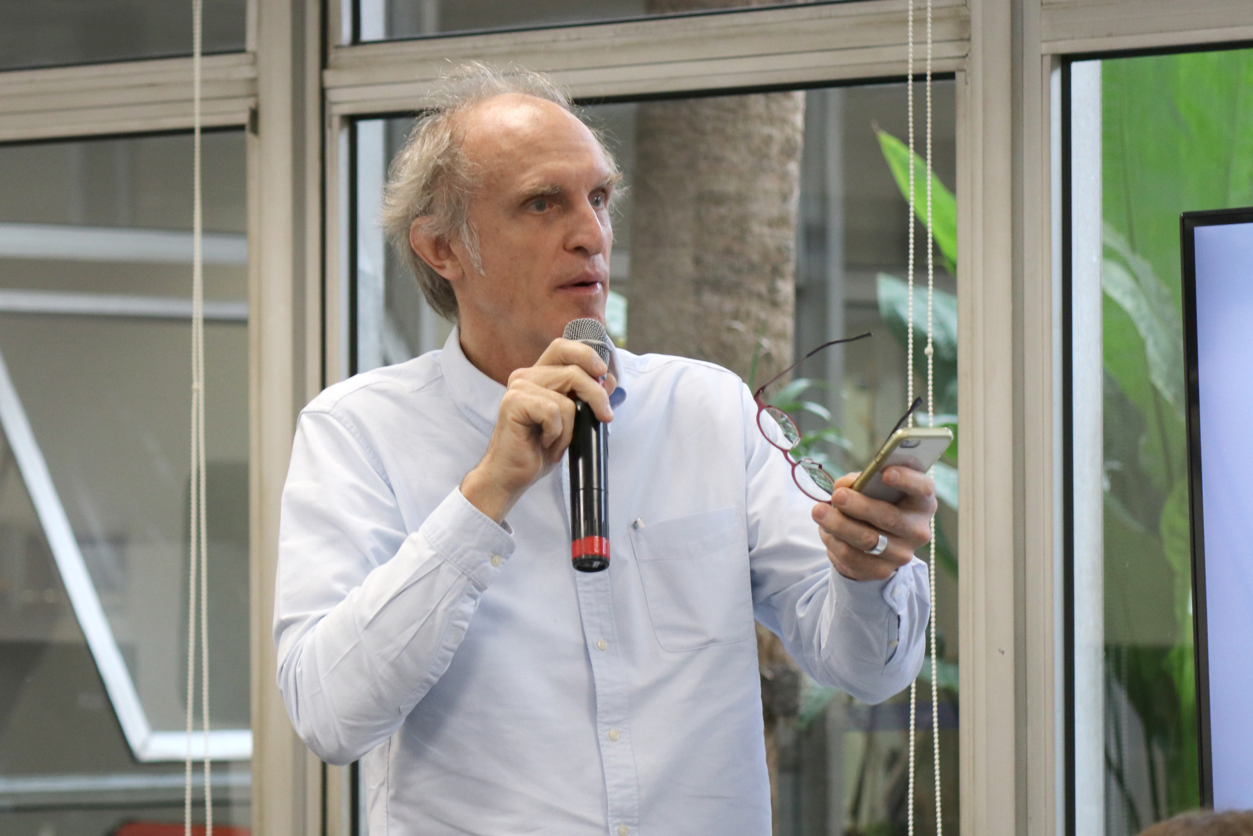 Martin Grossmann fala durante o debate