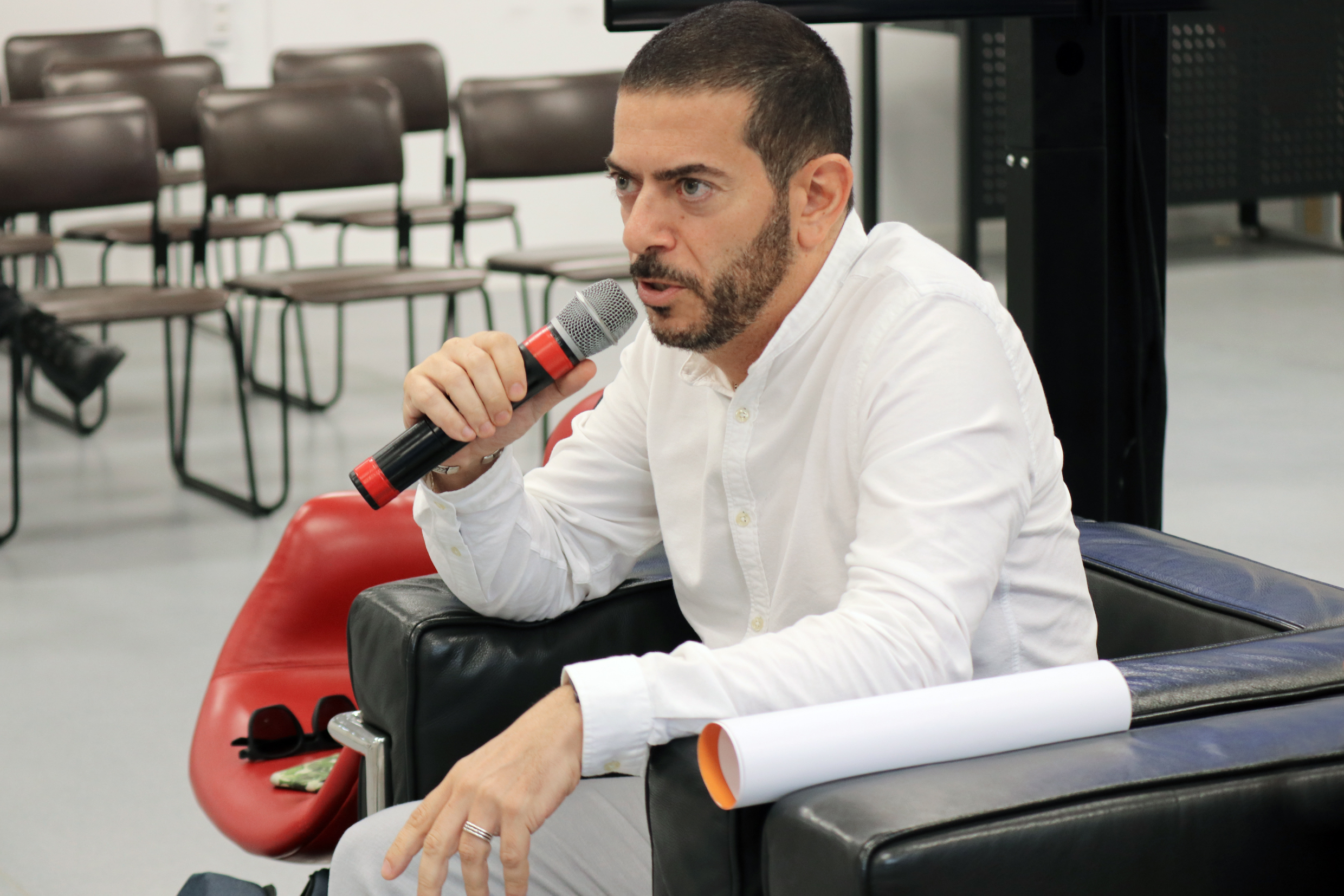Paulo Farah faz perguntas aos expositores