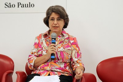 Ana Lydia Sawaya faz a abertura do evento e explica a dinâmica dos debates