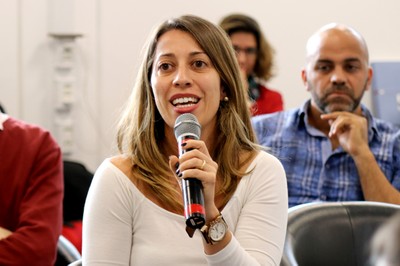 Carolina Mendonça faz perguntas durante o debate