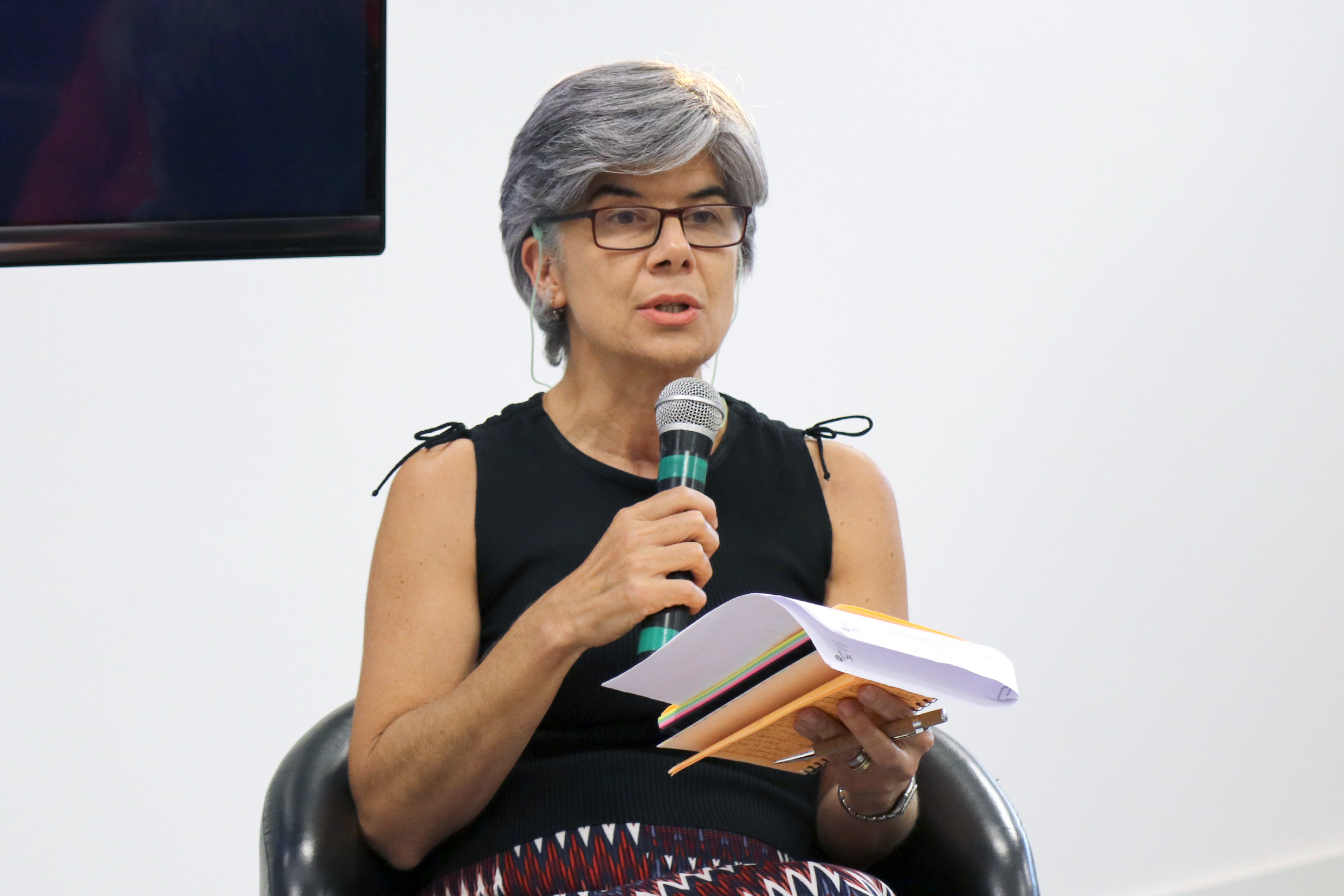 Semíramis Martins Álvares Domene encerra o evento e agradece a participação de todos