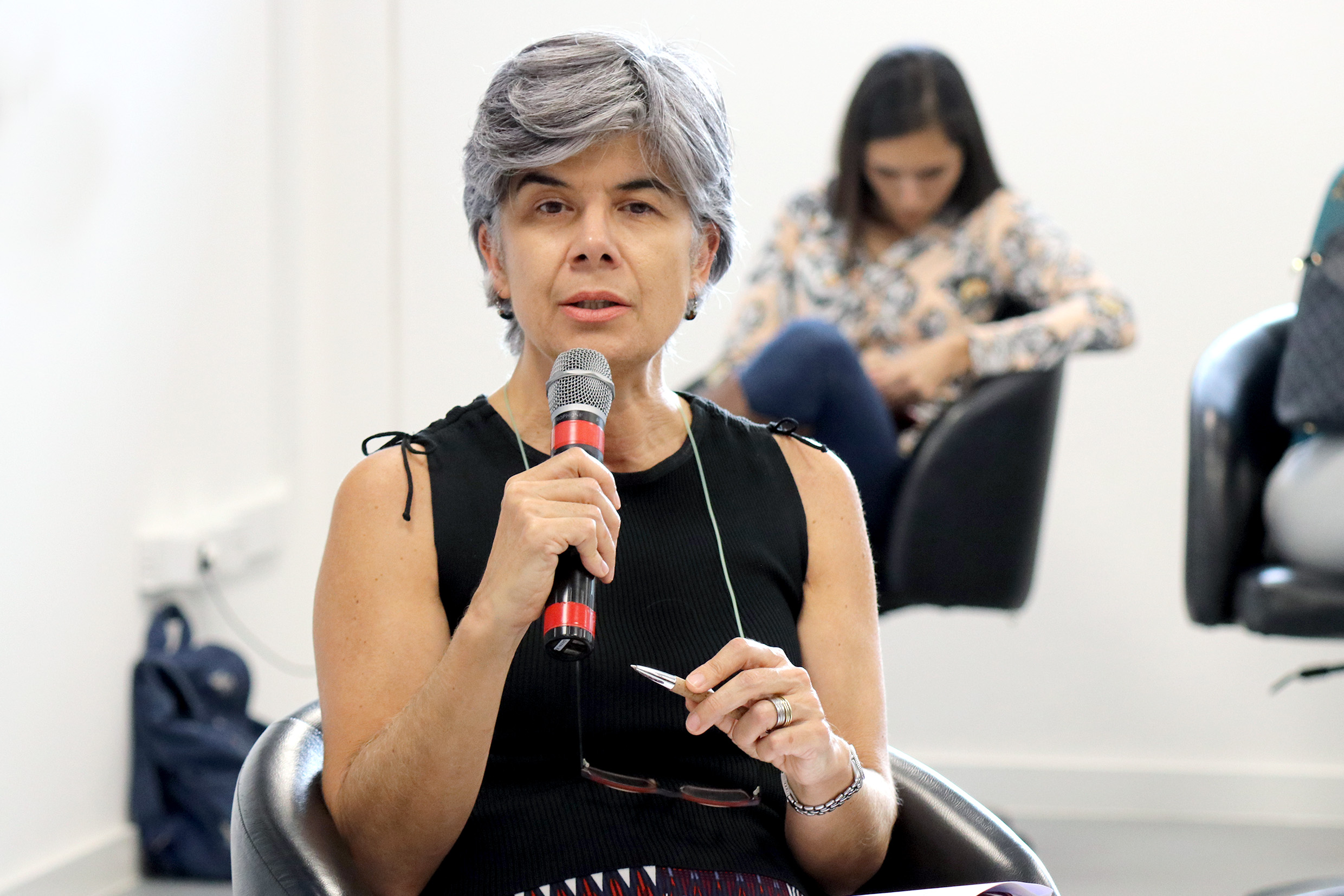 Semíramis Martins Álvares Domene faz perguntas durante a exposição