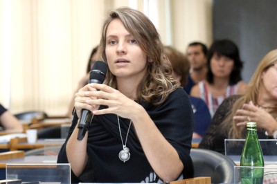 Participante do público faz perguntas aos expositores