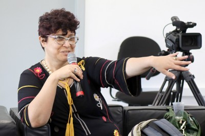 Participante do público faz perguntas a expositora durante o debate