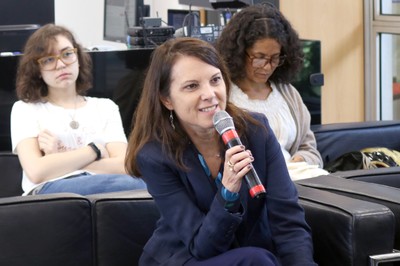 Participante do público faz perguntas a expositora durante o debate