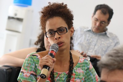 Participante do público faz perguntas durante o debate