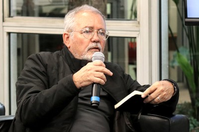 Marcio Automare faz perguntas ao expositor durante o debate