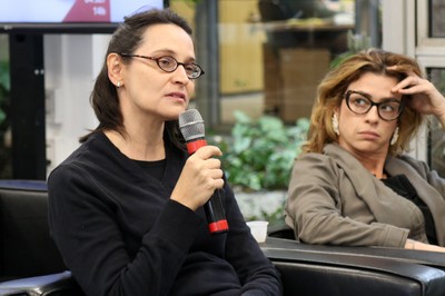 Participante do público faz perguntas aos expositores