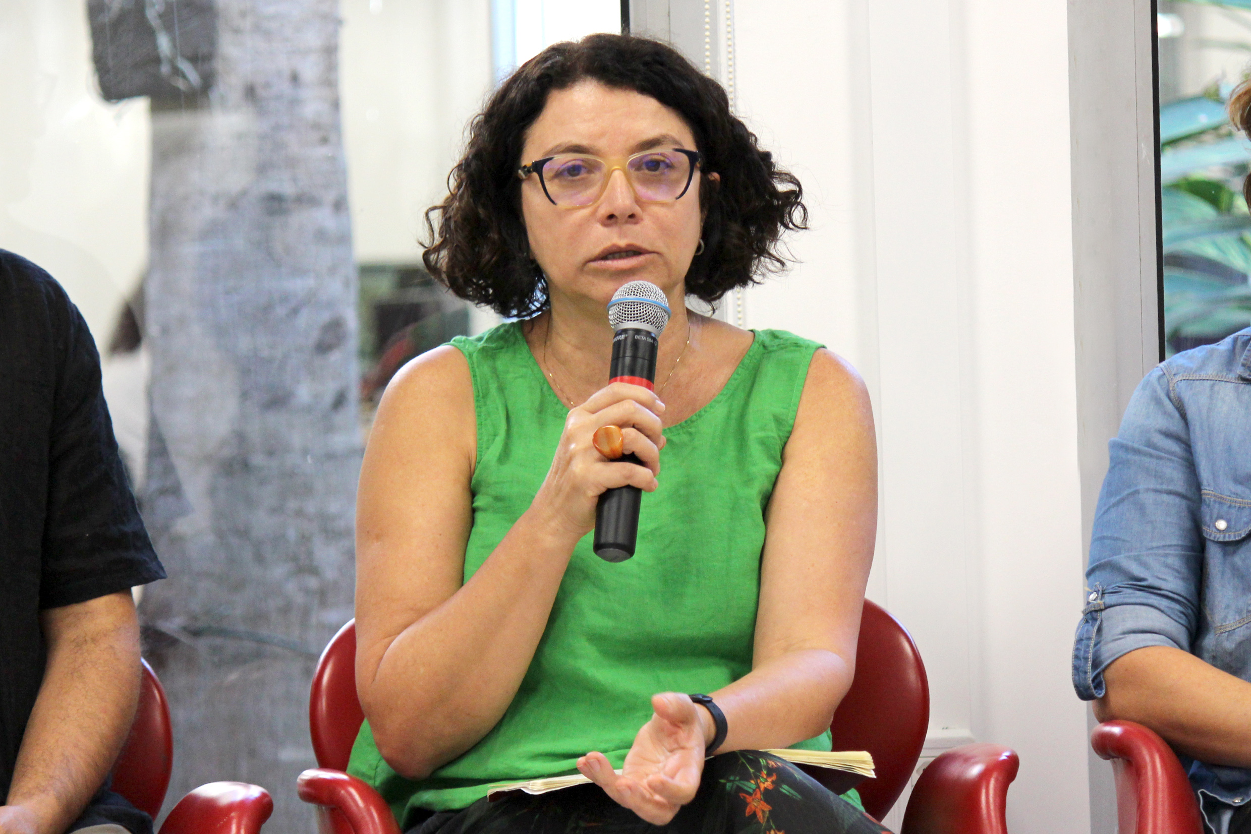 Eliana Sousa Silva  abre o evento e apresenta os expositores