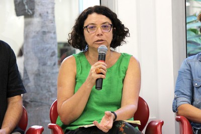 Eliana Sousa Silva  abre o evento e apresenta os expositores