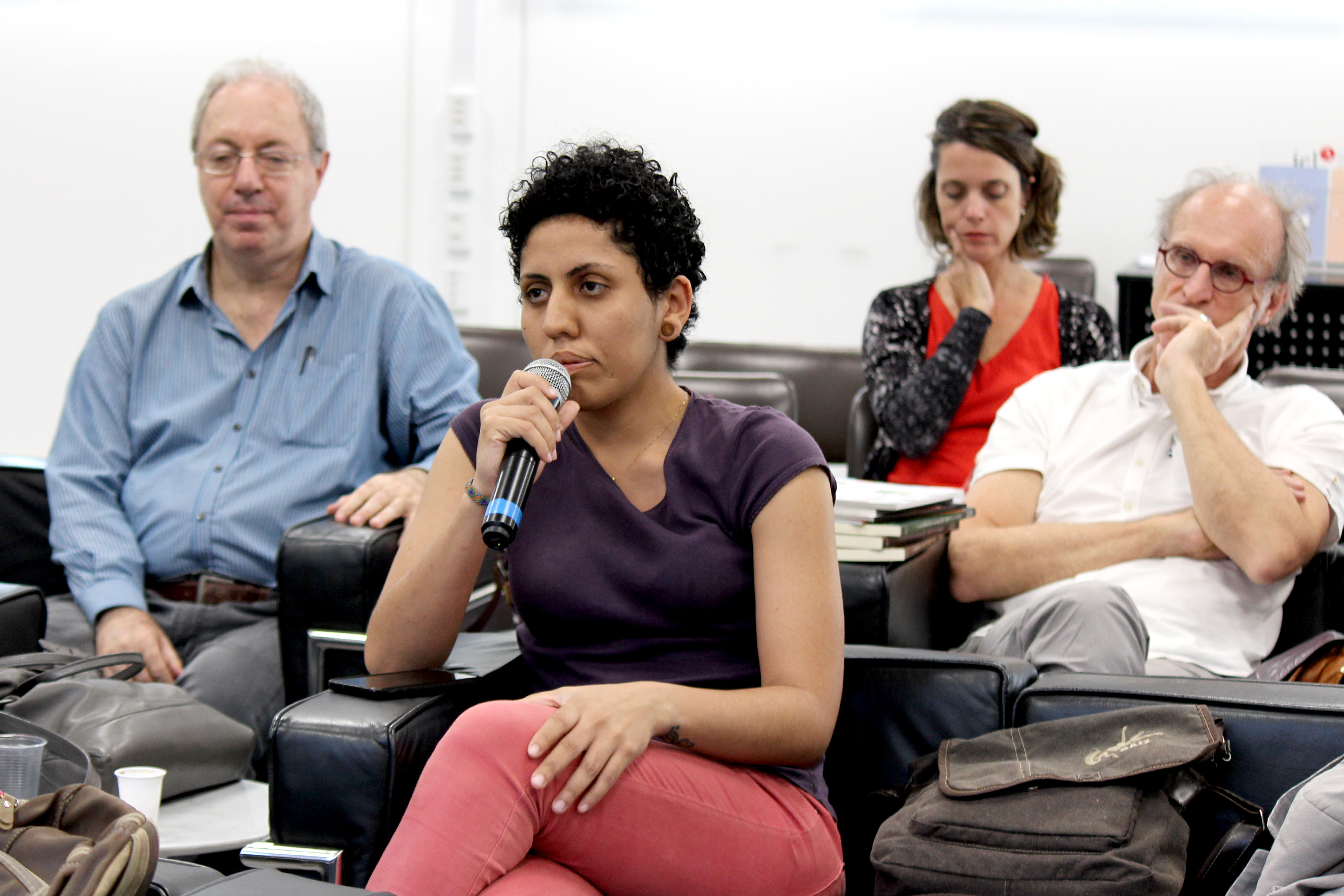 Participante do público faz perguntas aos expositores