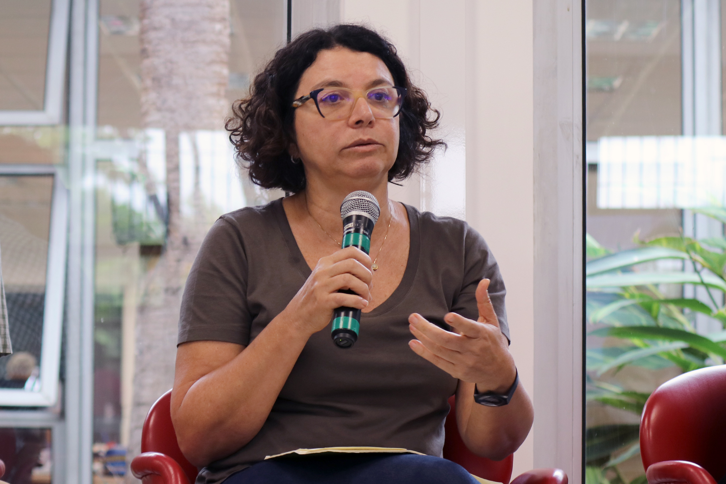 Eliana Sousa Silva  abre o evento e apresenta os expositores