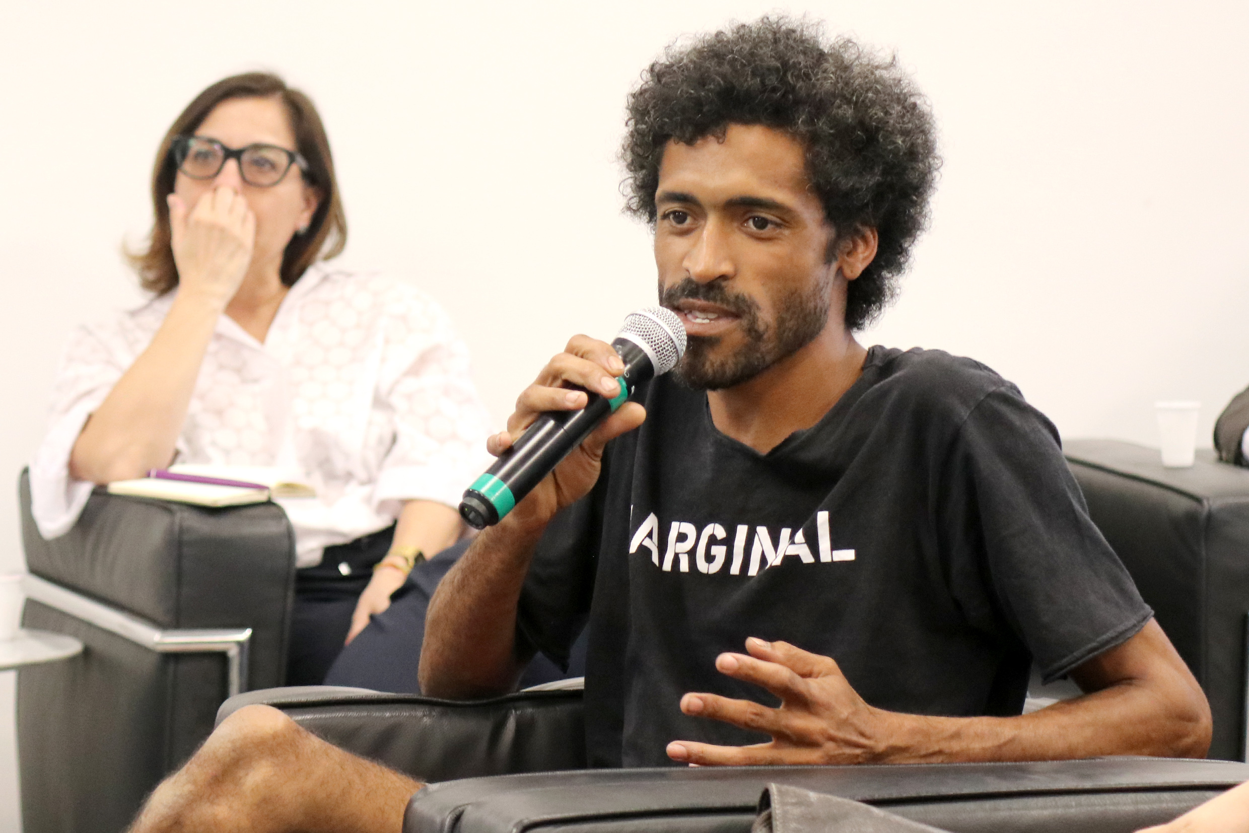 Participante do público faz perguntas aos expositores