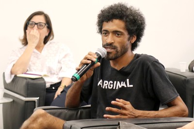Participante do público faz perguntas aos expositores