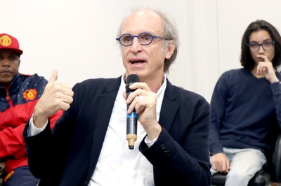 Martin Grossmann fala durante o debate
