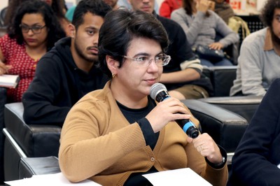 Participante do público faz perguntas aos expositores