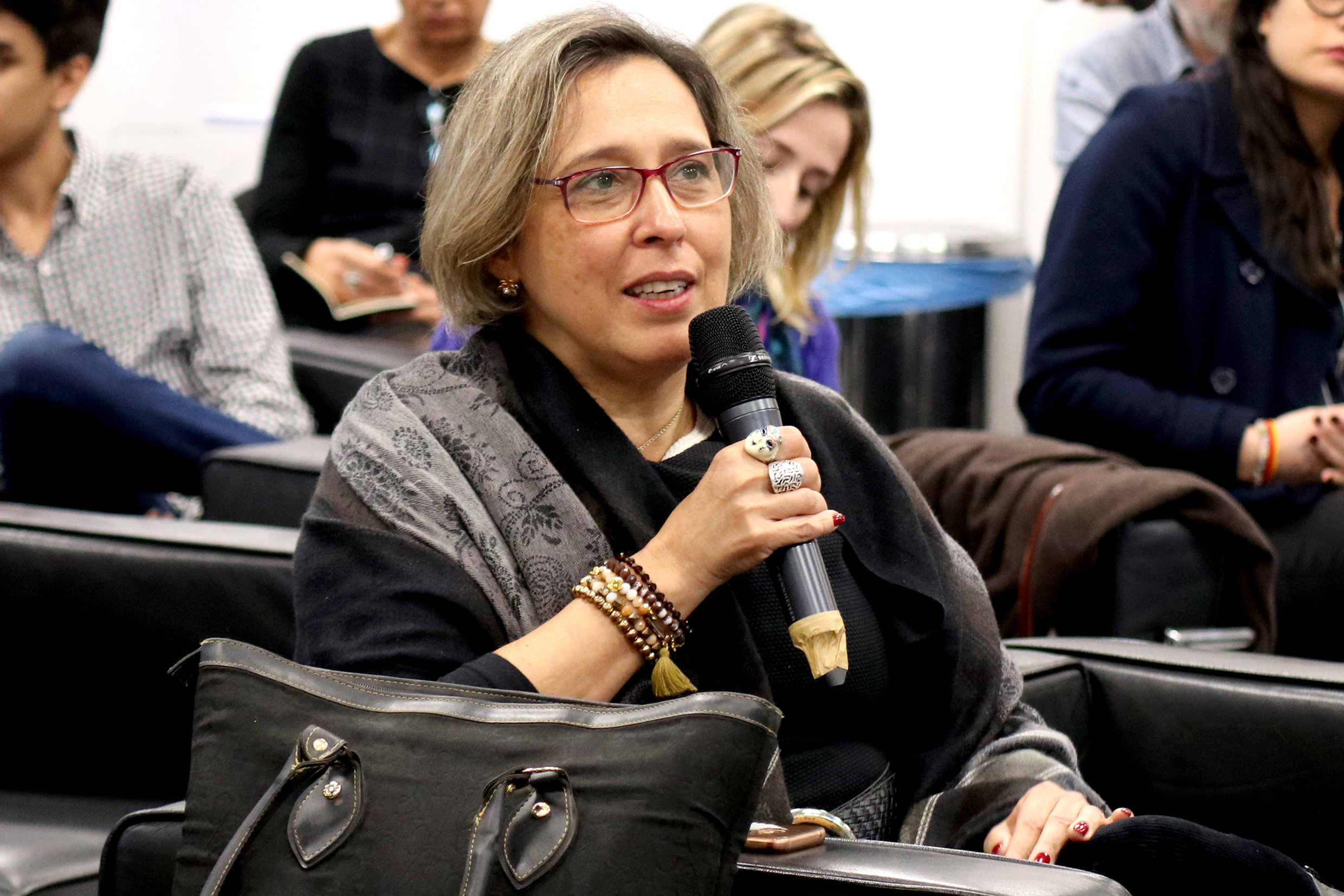 Participante do público faz perguntas durante o debate